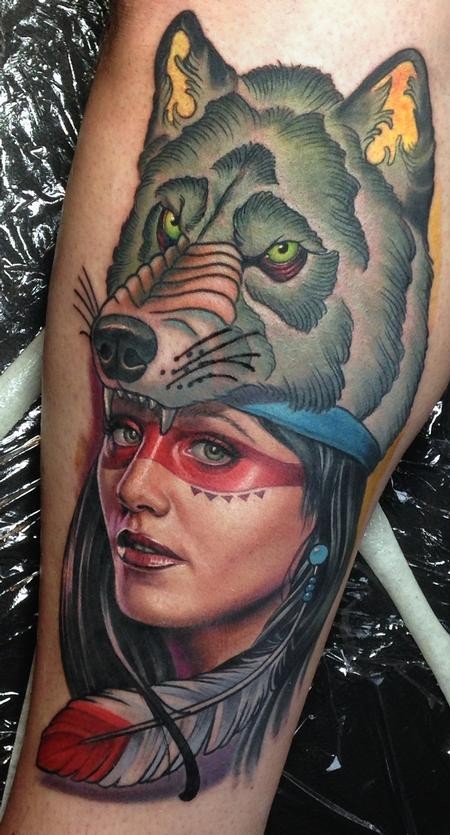Portrait Stil sehr schönes Oberschenkel Tattoo von der indianischen Frau mit Helm