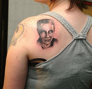 Le tatouage de haut du dos avec un portrait d&quotun homme réaliste