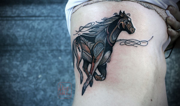 Tatuaje en el costado, caballo galopante