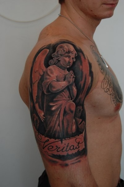 Tatuaje de ángel  que  ora en el brazo