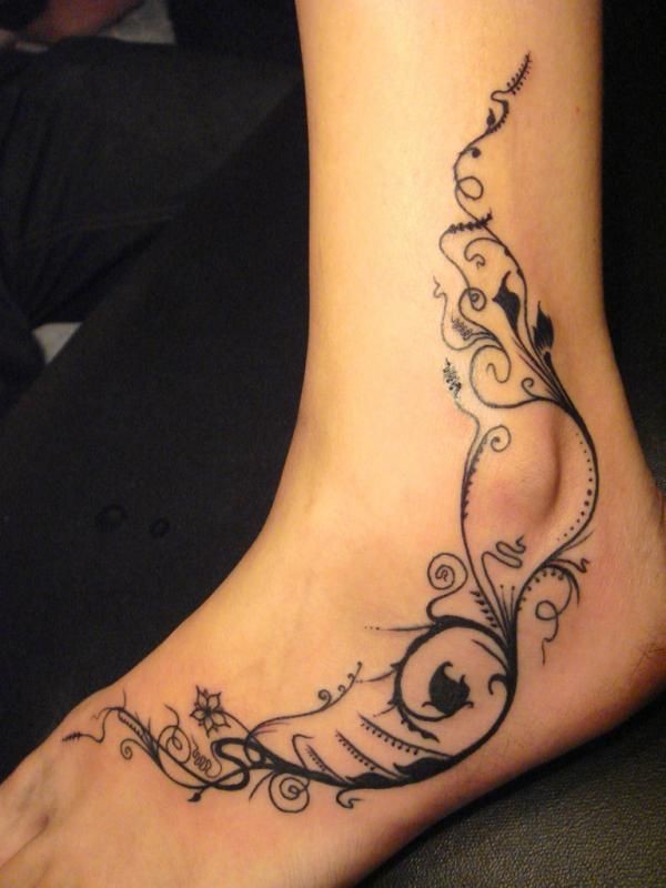 bella inchiostro nero fiori riccioli tatuaggio per ragazze su caviglia