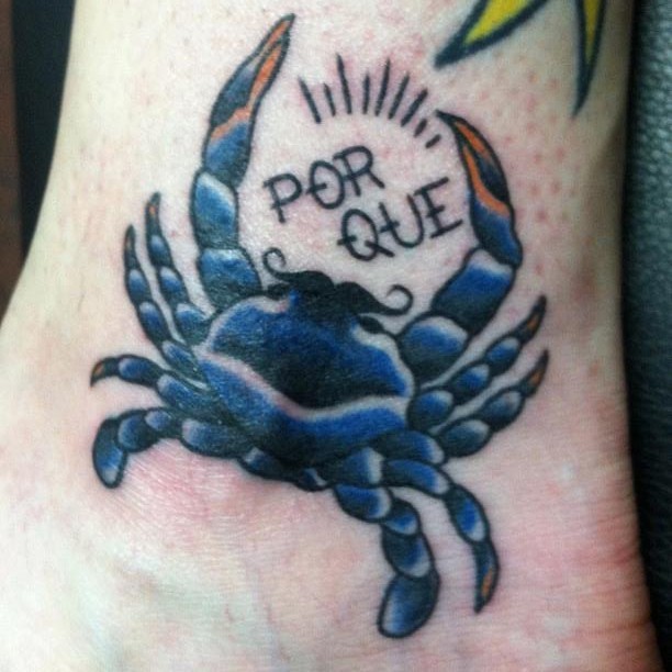Tatuaje en el tobillo, cangrejo azul oscuro con inscripción por que