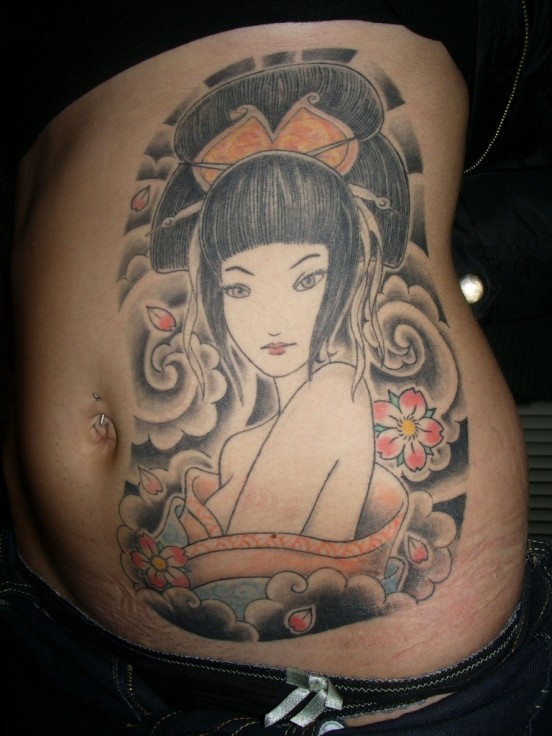 Hübsches farbiges Tattoo mit chinesischem Mädchen am Bauch