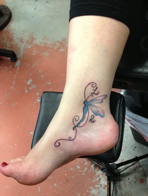 Tattoo von süßer Libelle auf dem Fuß für Frauen