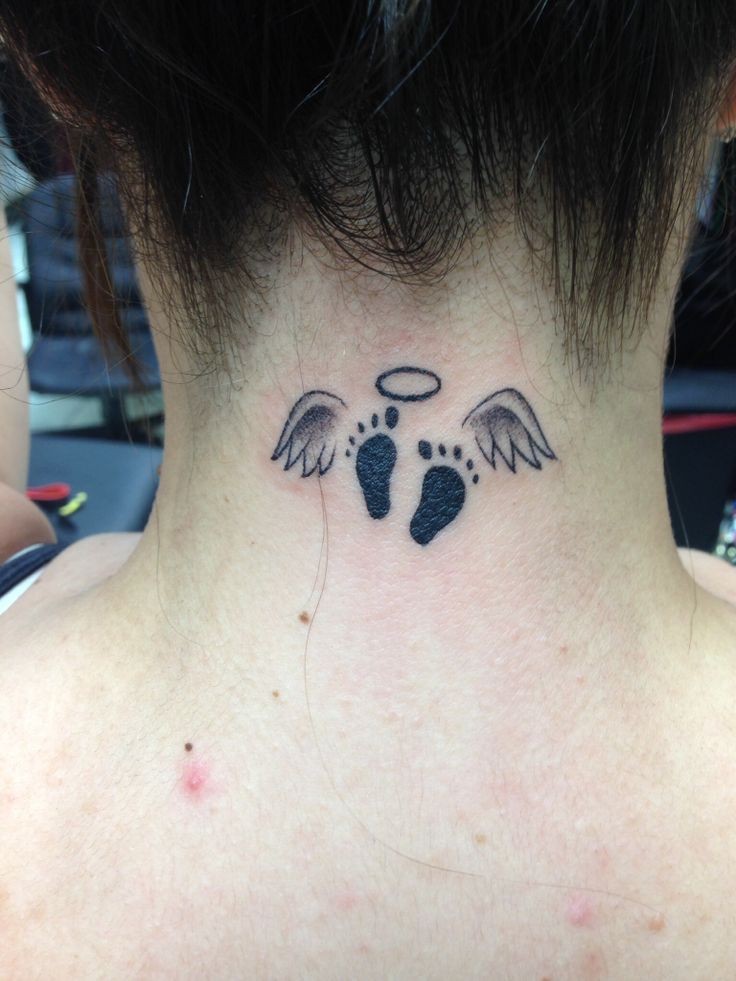 piccolo impronti di bambino con ali di angelo tatuaggio sulla nuca