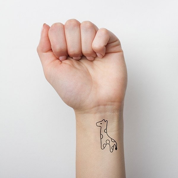 carina piccola giraffa inchiostro nero tatuaggio per donne