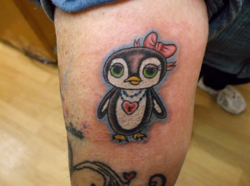 bel pinguino divertente tatuaggio su braccio