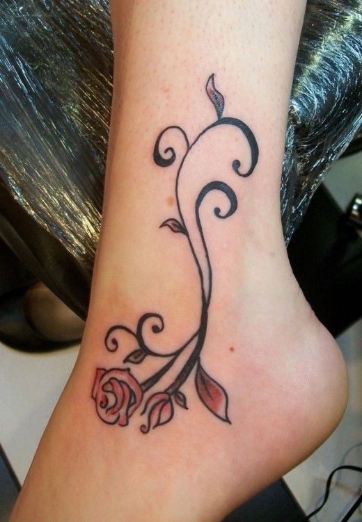 Tattoo von süßen roten Rosen auf dem Fuß