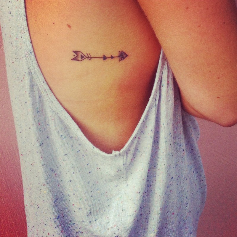 carina piccola freccia tatuaggio su corpo di ragazza