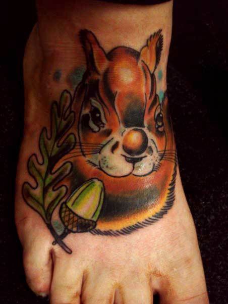 bello scoiattolo tatuaggio con ghianda tatuaggio su piede