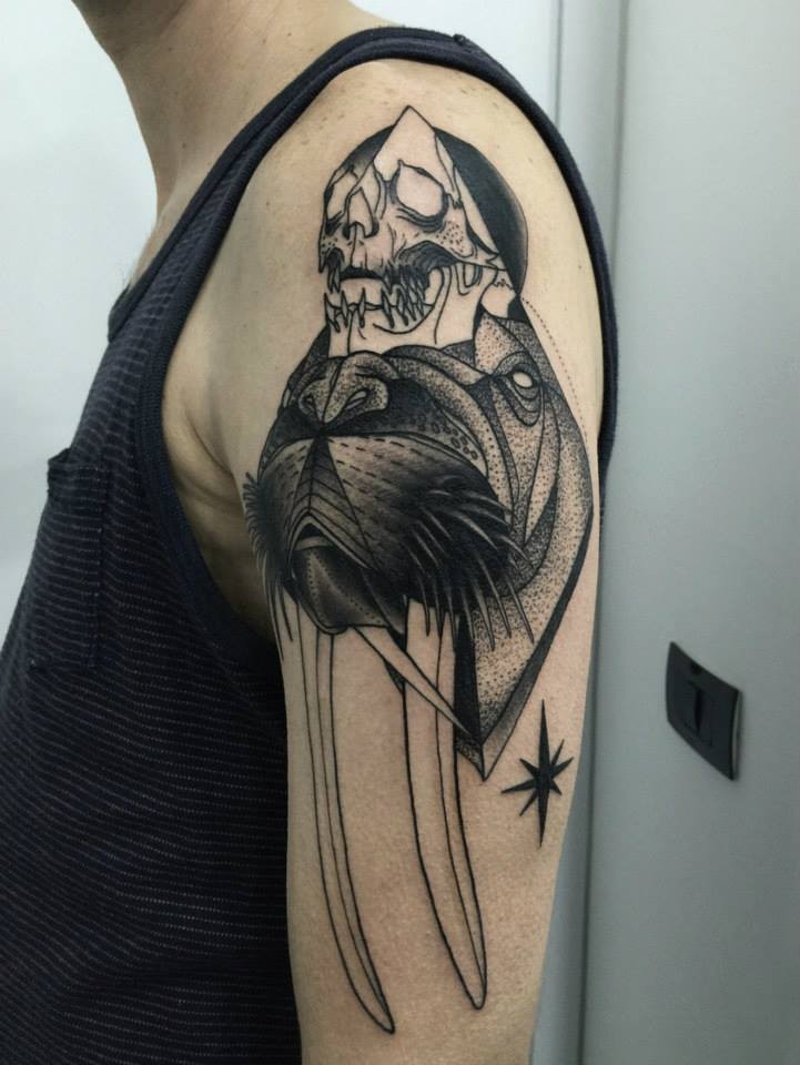 Tatuagem de braço superior estilo blackwork psicodélico de morsa com crânio humano por Michele Zingales
