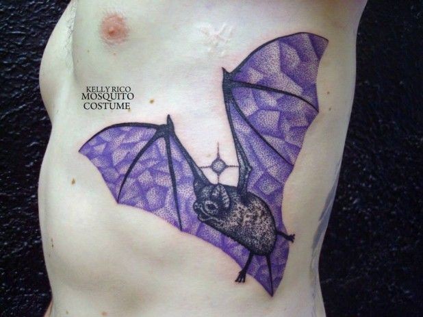 Tatuaggio simpatico sul fianco pipistrello viola