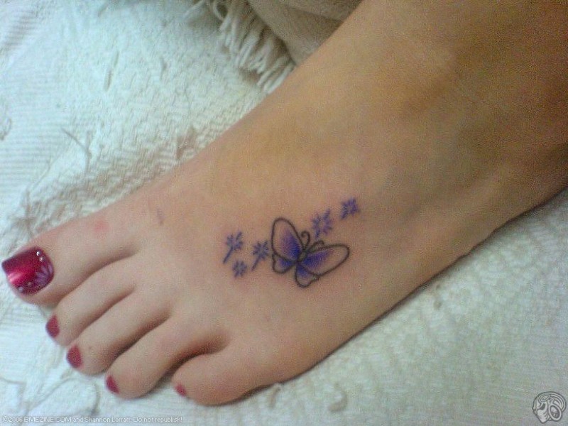 Tatuaje en el pie,
mariposa púrpura diminuta