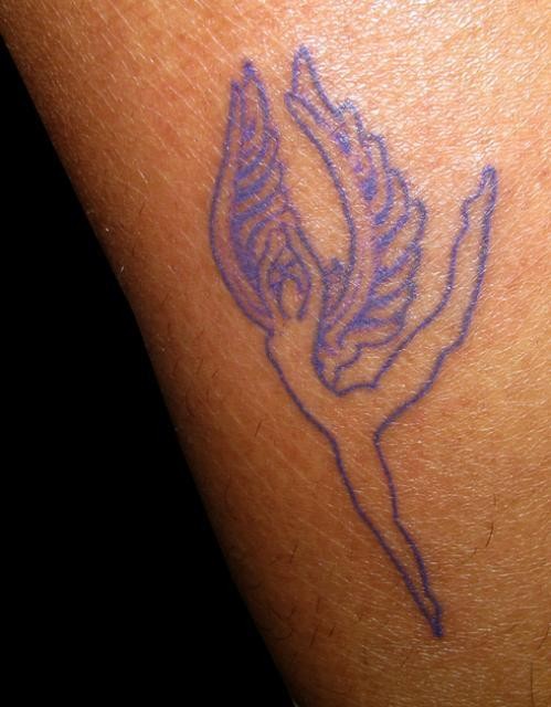 Tatuaggio semplice l&quotangelo viola che balla