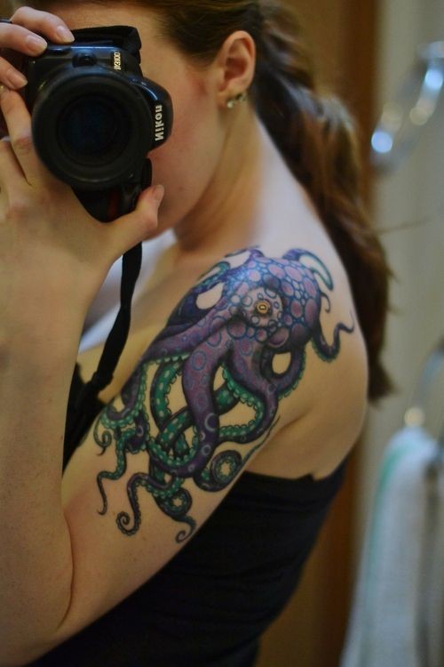 Tatuaje en el hombro, pulpo fantástico de colores púrpura y verde