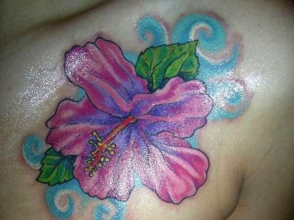 Lila Hibiskus Tattoo an der Brust