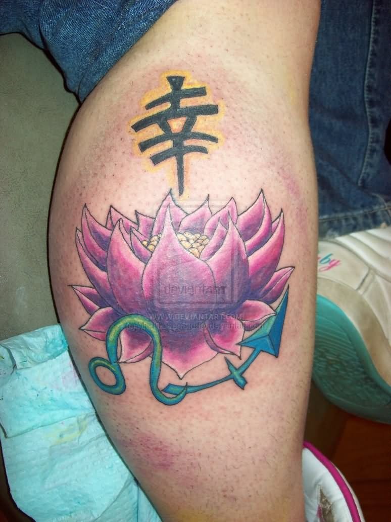 Tatuaje en la pierna, loto brillante con jeroglífico