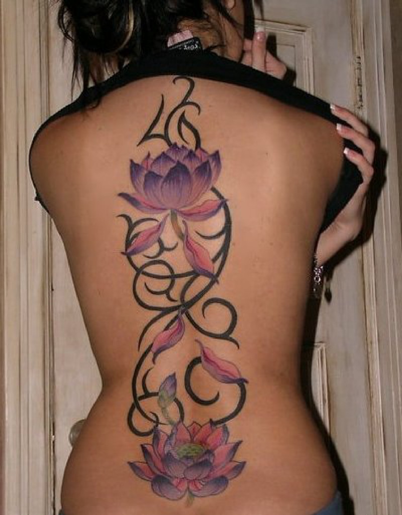 Tatuaje en la espalda, lotos con unas hojas caídas y patrón tribal