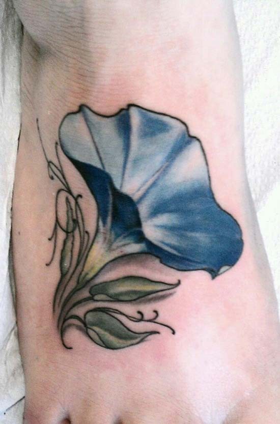 Tatuaggio sul piede l&quotipomea violacea con le foglie