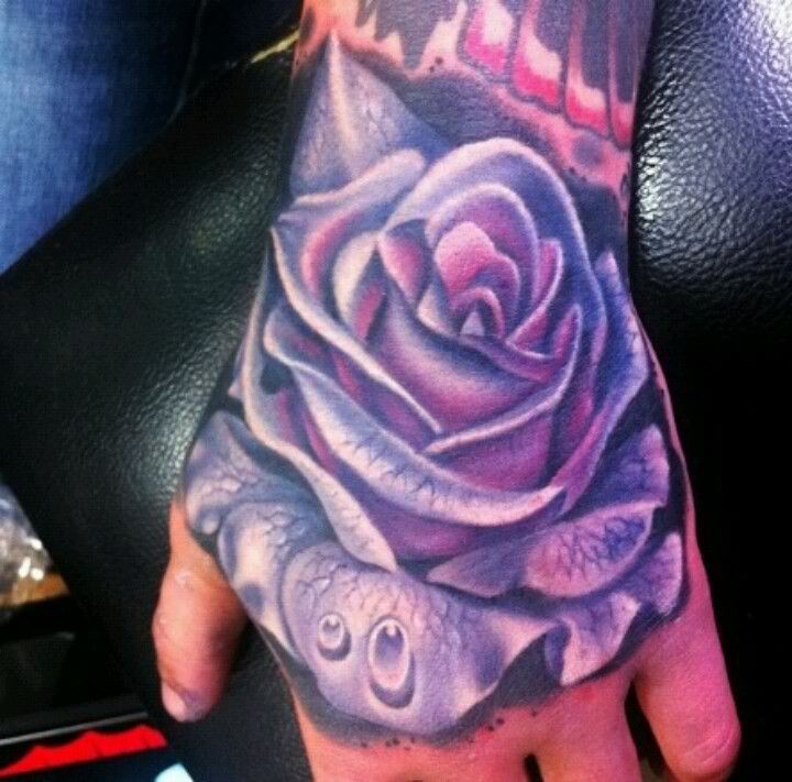 Tatuaje en la mano, rosa púrpura con gotas de lluvia