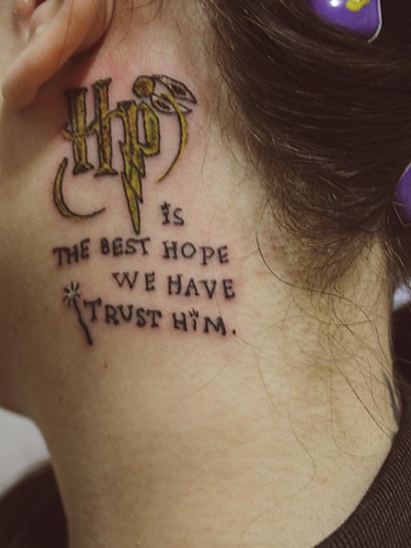Zitat von Harry Potter schwarzer Schriftzug farbiges Tattoo am Hals mit Zauberstab