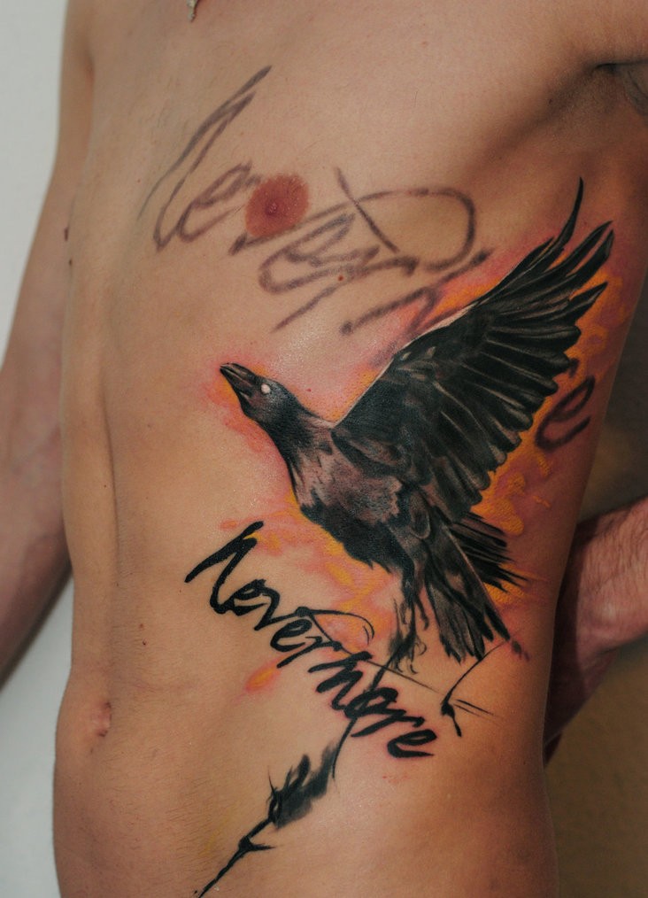 Tatuaggio colorato sul fianco il corvo & &quotNEVER MORE"
