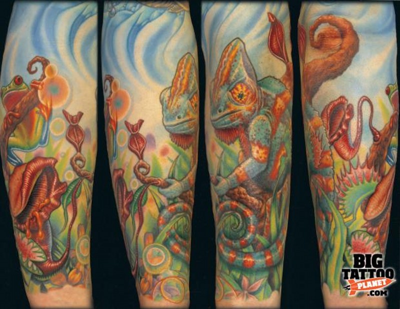 Das wirkliche Leben aussehendes buntes Chamäleon Tattoo am Arm mit Dschungelpflanzen