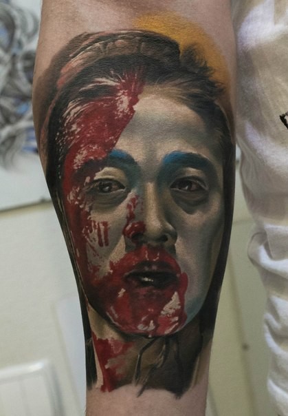 Tatuaje en el antebrazo,
rostro de geisha tridte en sangre