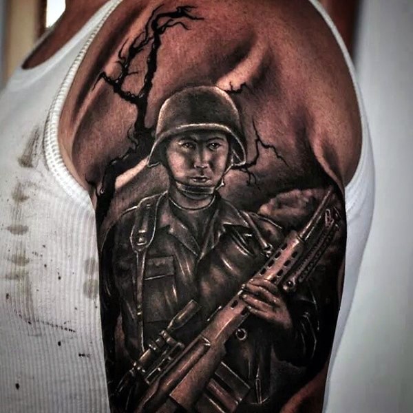 Tatuaje en el brazo, soldado con casco y fusil de francotirador
