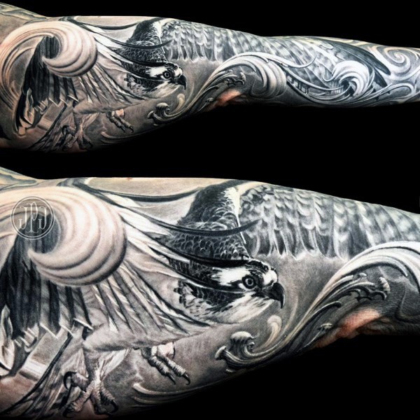 Schwarzer und weißer sehr detaillierter Adler Tattoo am Arm wie echtes Foto
