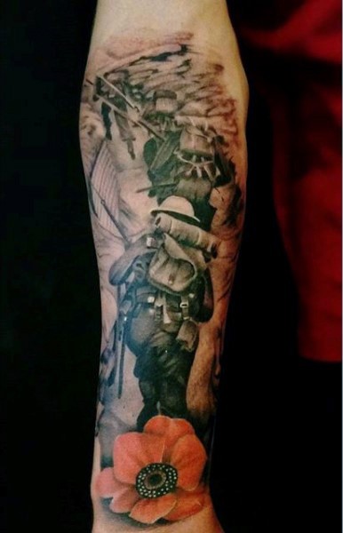 Tatuaje en el antebrazo,
soldados en la trinchera, diseño realista