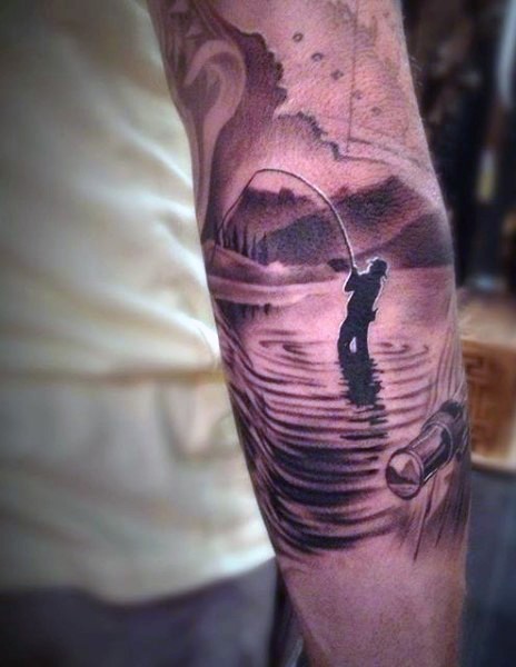 Tatuaje en el antebrazo, pescador en el río, dibujo realista
