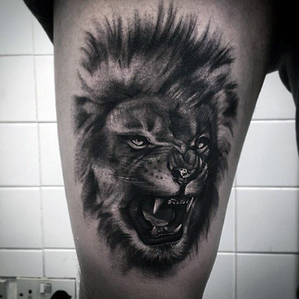 Schwarzer brüllender Tiger Tattoo wie echtes Foto am Oberschenkel