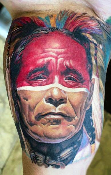 Tatuaje en el brazo, jefe indio viejo con plumas abigarradas
