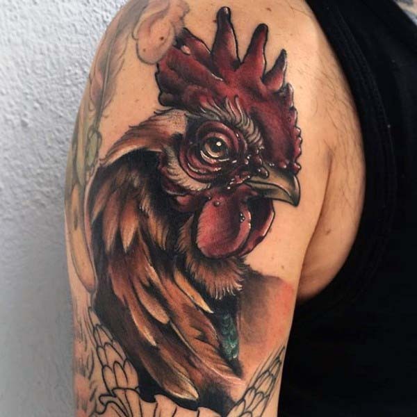 realistico foto colorato e dettagliato testa di gallo tatuaggio su spalla
