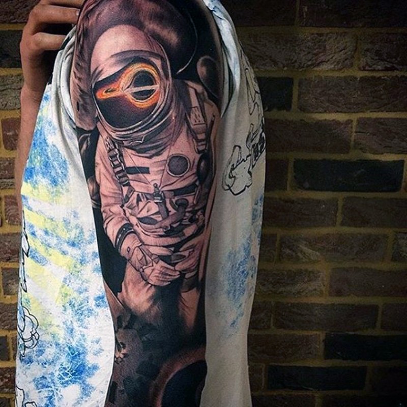 Tatuaje en el brazo, astronauta realista increíble