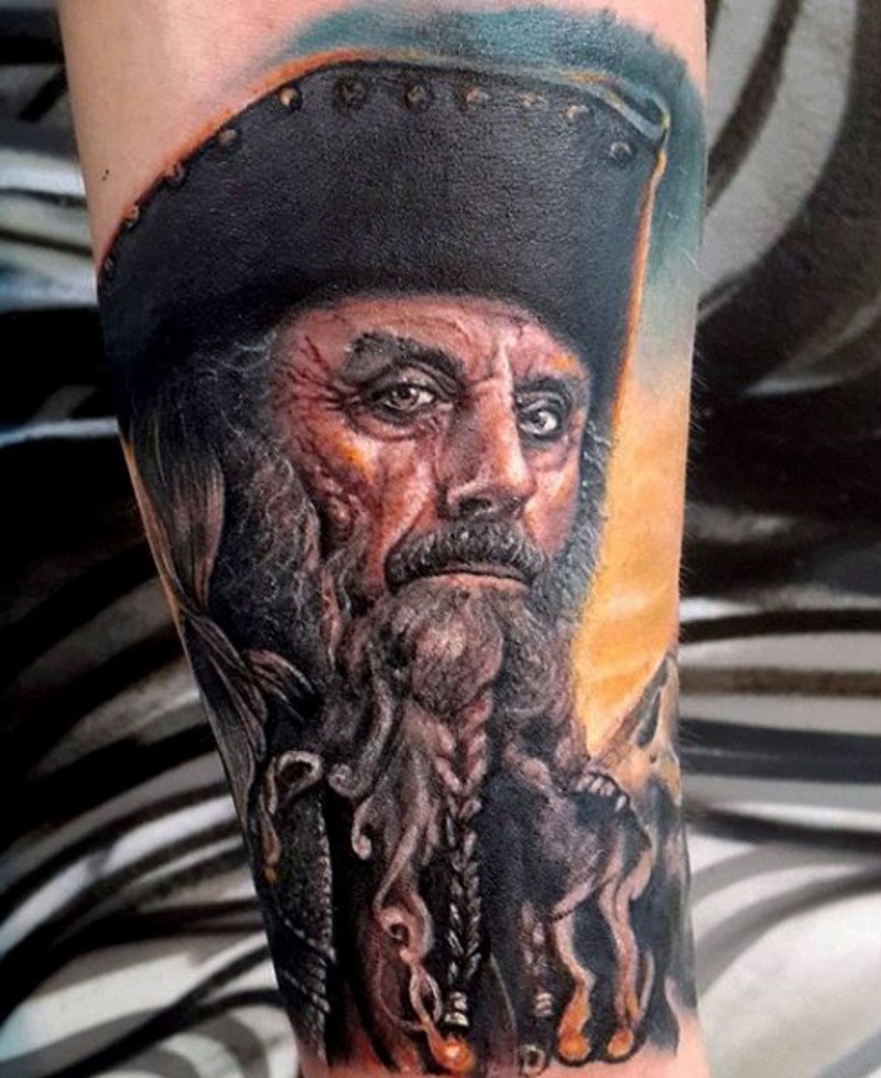 Tatuaje en el antebrazo, pirata severo impresionante realista