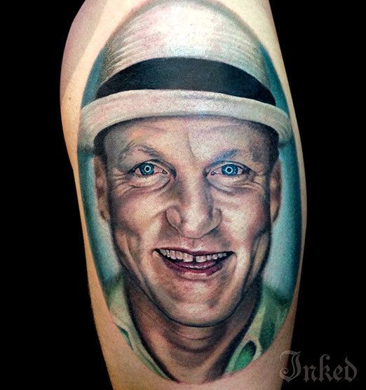 Tatuaje en el brazo, retrato realista de actor famoso sonriente