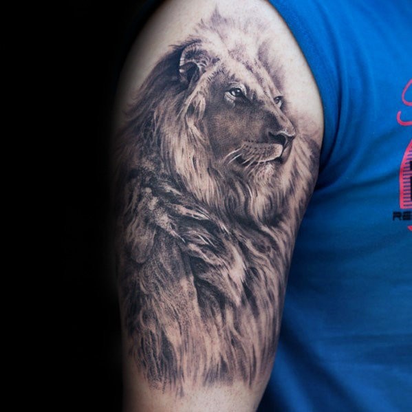 Foto reale come un tatuaggio a spalla colorata di leone stabile