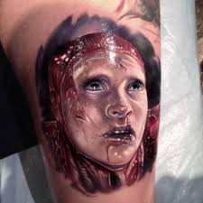 Detailliertes und erschreckendes gefärbtes Tattoo mit Monster Frau Gesicht