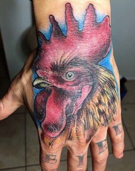 realistico foto dettagliato e colorato testa di gallo tatuaggio su mano