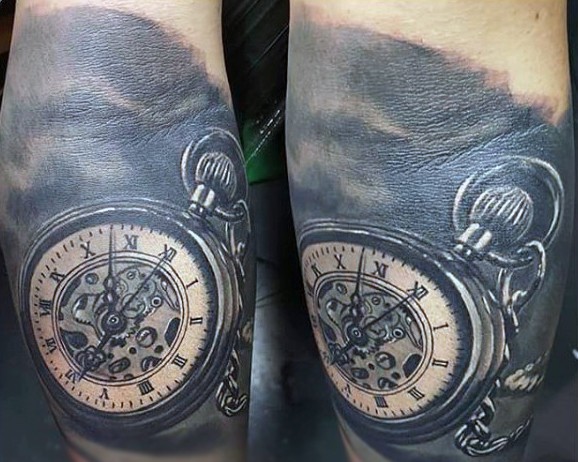 Tatuaje en la pierna, reloj de bolsillo antiguo increíble