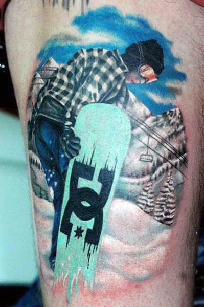 Tatuaje en el muslo, snowboarder precioso en las montañas