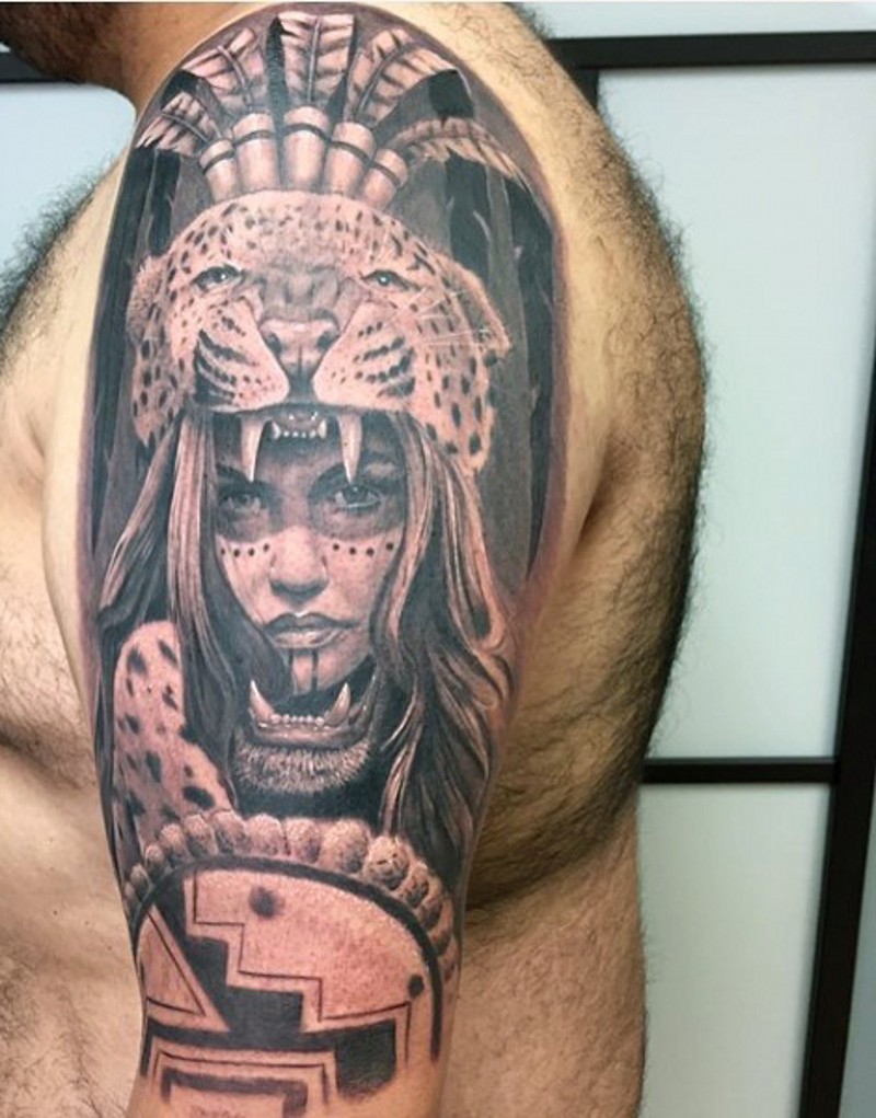 Schulter Tattoo mit Porträt der Tribal Frau mit Schild