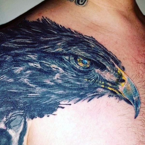 Tatuaje en el hombro,
cara de águila negra cazadora