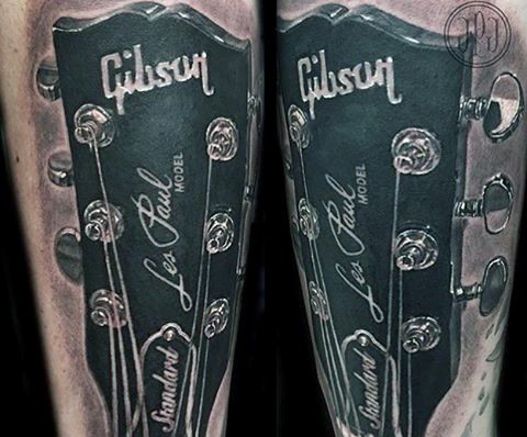 Sehr detaillierte schwarzweiße Les Paul Gibson Gitarre Tattoo am Arm