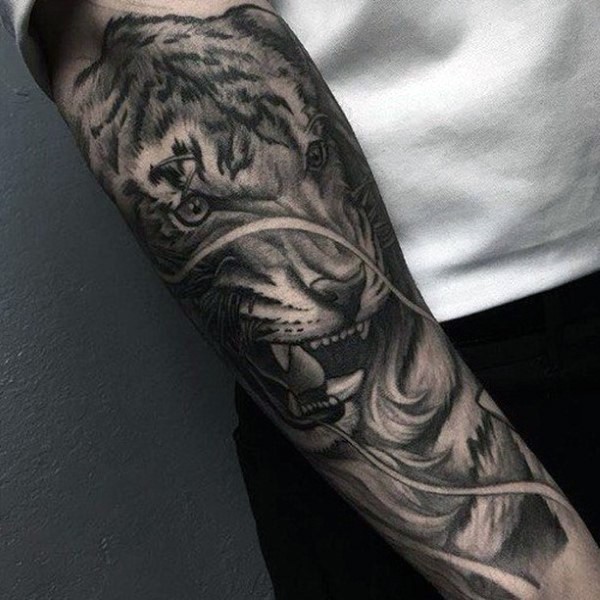Sehr detailliertes schwarzes und weißes Tattoo am Ärmel von brüllendem Tiger