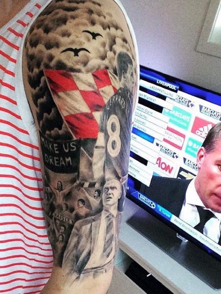 Tatuaje en el brazo, tema detallado  negro blanco de fútbol
