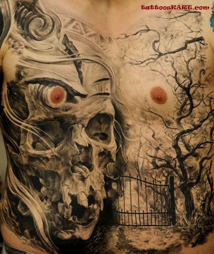Tatuaje en el pecho y estómago, cráneo grande antiguo con cementerio con árboles secos