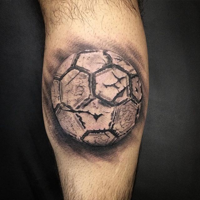 Realismus Stil schwarzes und weißes Bein Tattoo mit beschädigtem Ball
